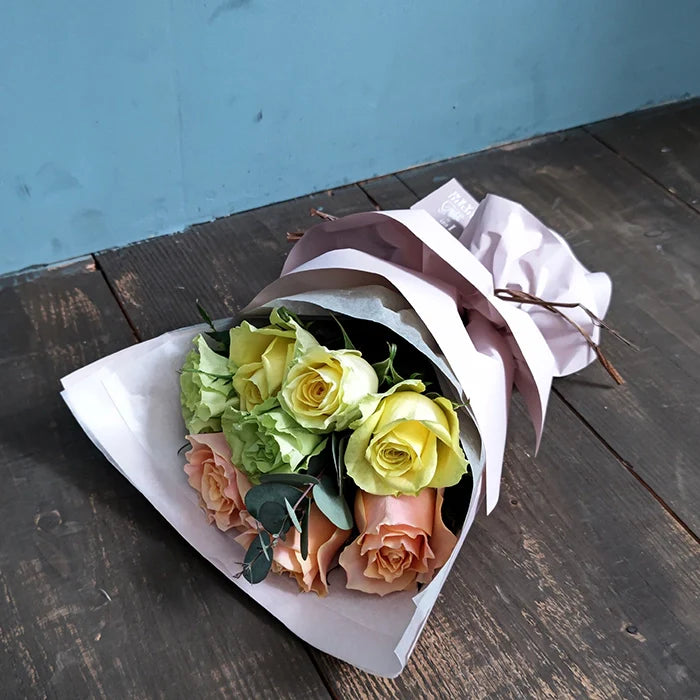 ホシファームフリルブーケパッション8本&ホテルオークラスイーツアソート5個