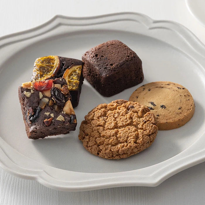 ホシファームフリルブーケルージュ8本&ホテルオークラスイーツアソート5個