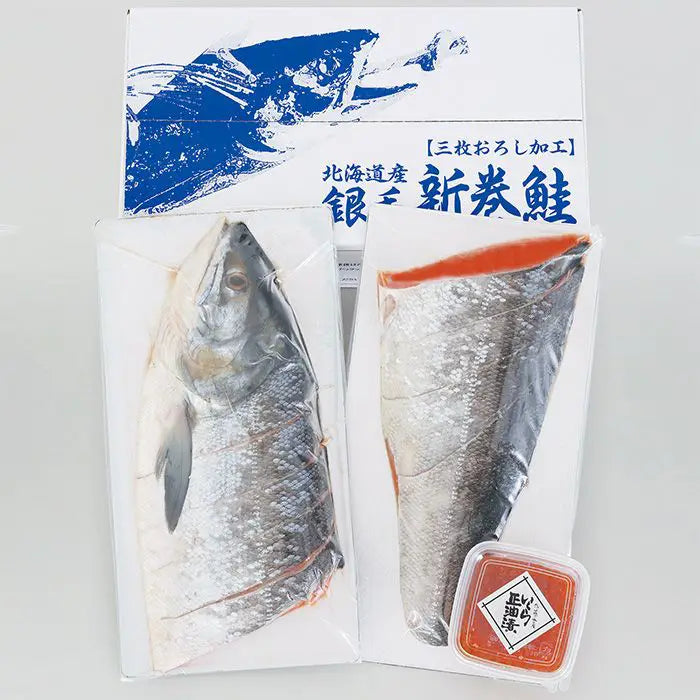 【お歳暮限定】北海道　銀毛新巻鮭といくら